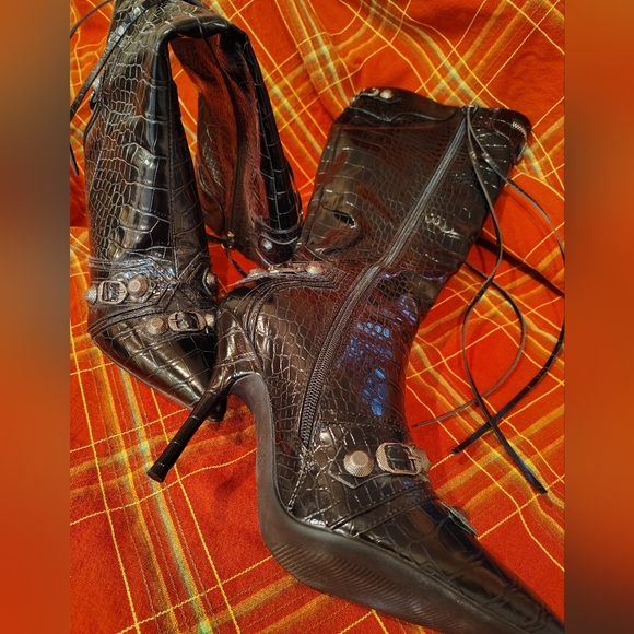 Black Faux Crocodile-Patterned Boots size 8 - Picture 2 of 5